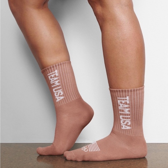 🇺🇸SKIMS TEAM USA OLYMPIC CAPSULE SIENNA CREW SOCKS SIENNA OS - Picture 1 of 4